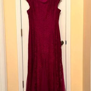 Elegant Burgundy Lace Evening Gown